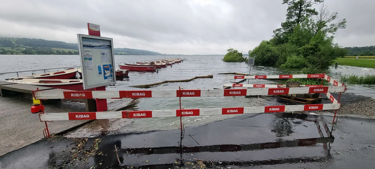 Absperrungen an einer Schiffstation, die unter Wasser steht.
